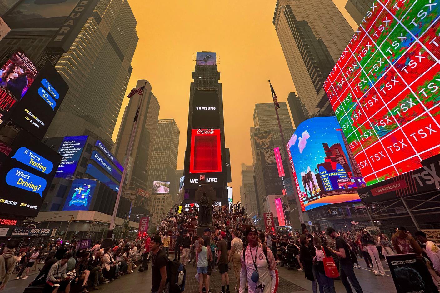 La gente affolla Times Square in una tavolozza di colori tossici