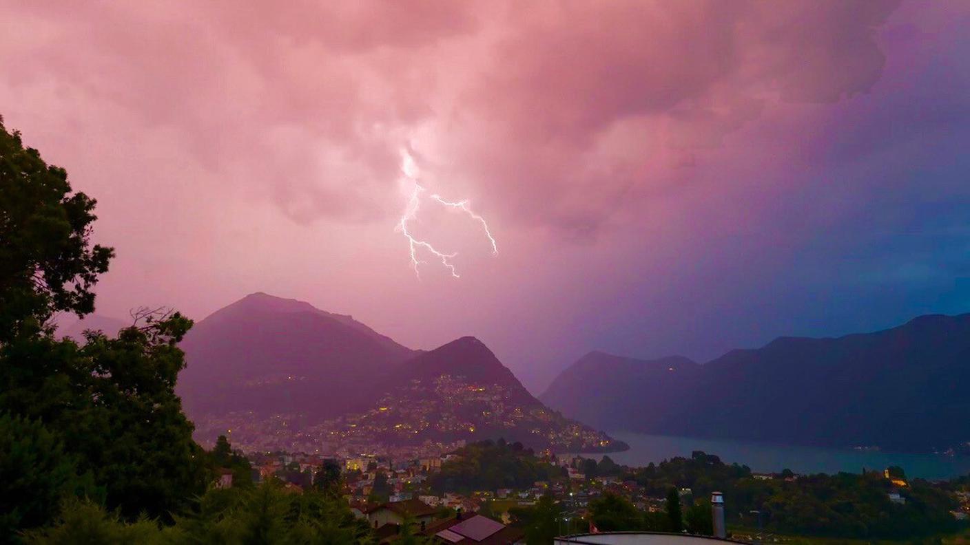 Tuoni e fulmini nella notte sopra il Luganese