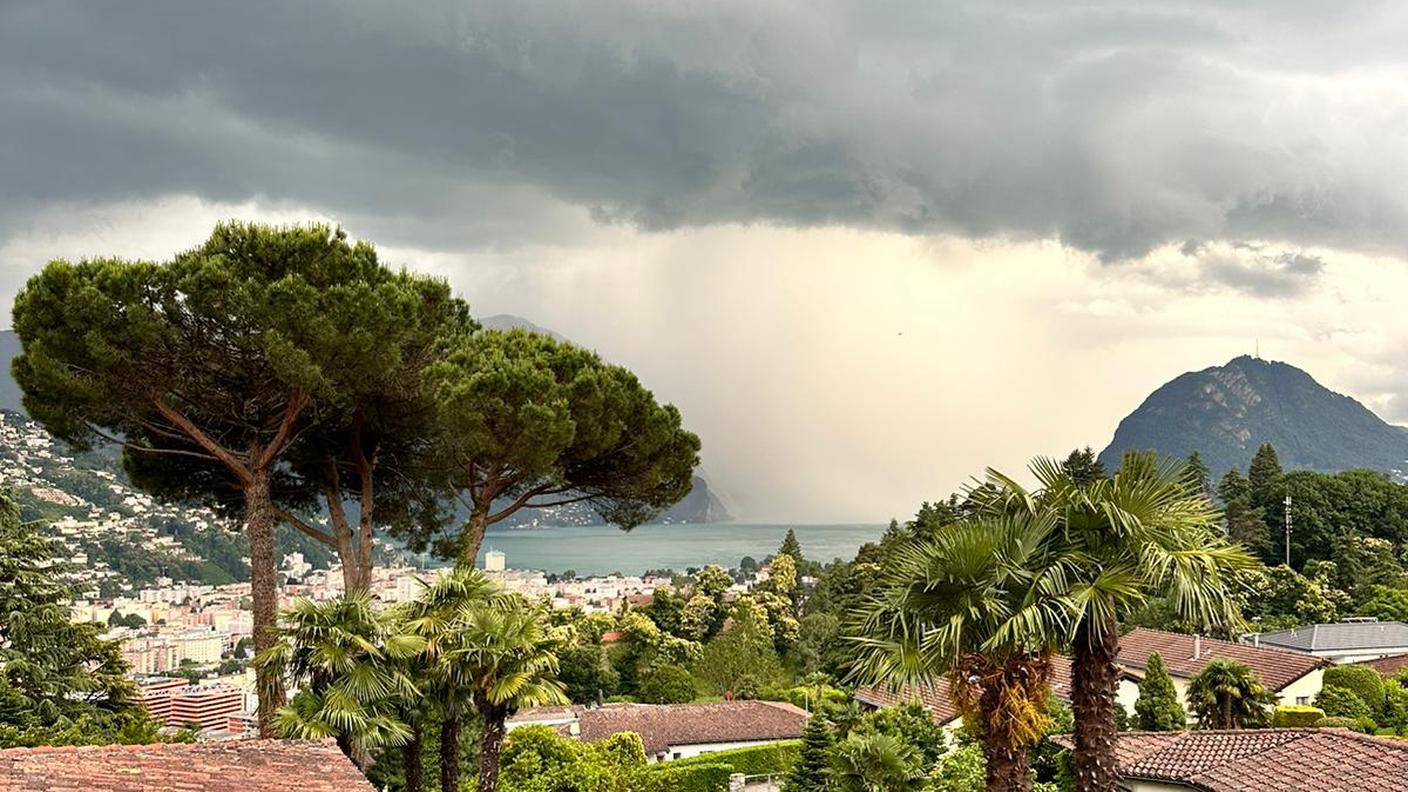 Le nubi scure nel cielo sopra Lugano lunedì sera
