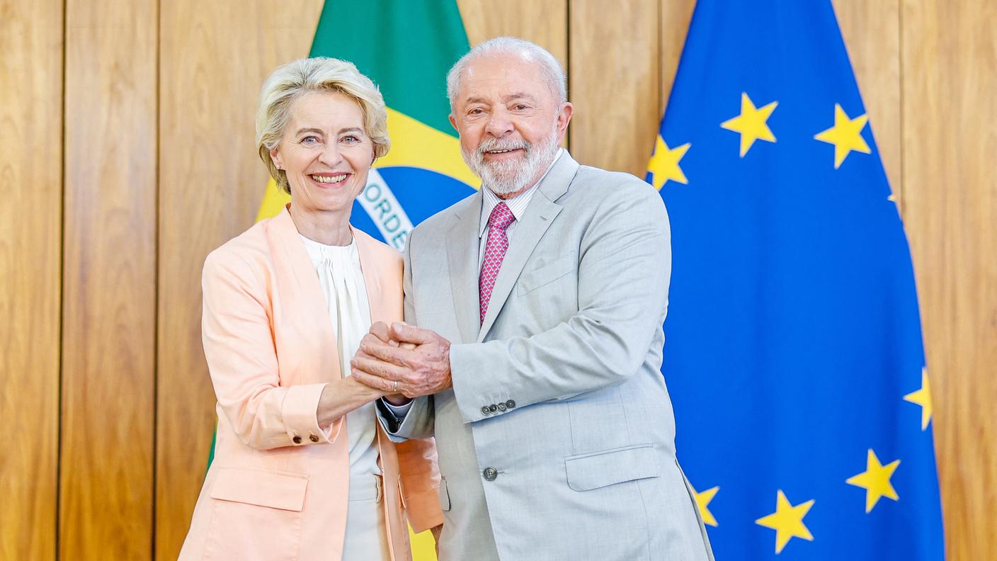 Ursula von der Leyen abbraccia Luiz Inacio Lula da Silva