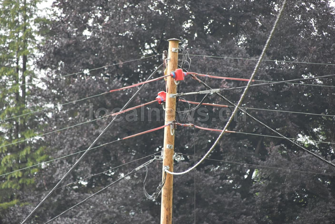 Il palo della luce dove l'uomo è stato colpito dalla scarica