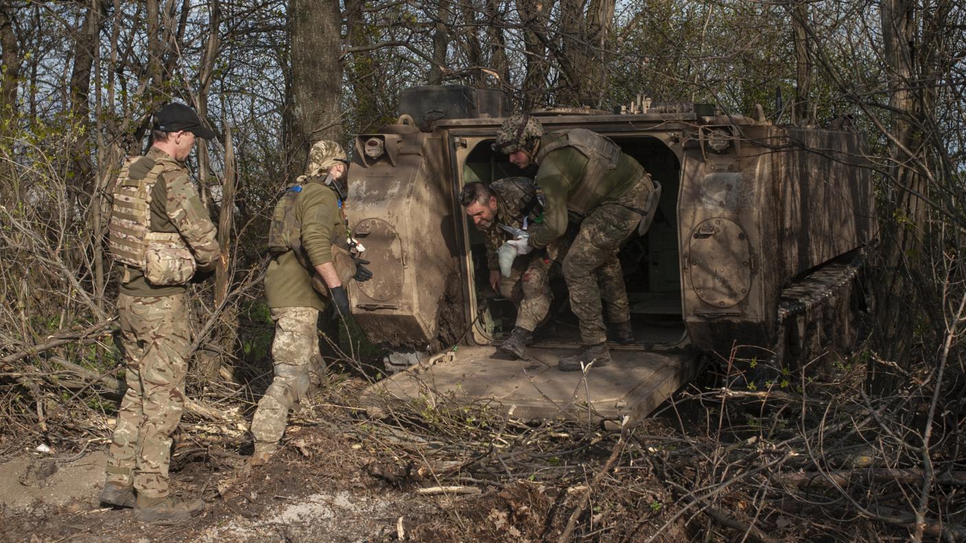 Soldati feriti vicino a Bakhmut, regione di Donetsk, Ucraina