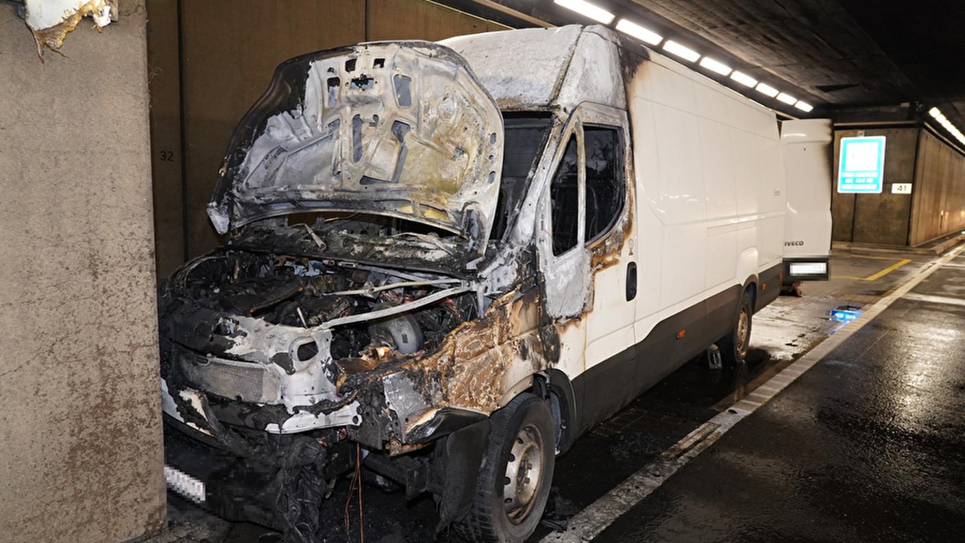 Il furgone bruciato la scorsa notte nel tunnel