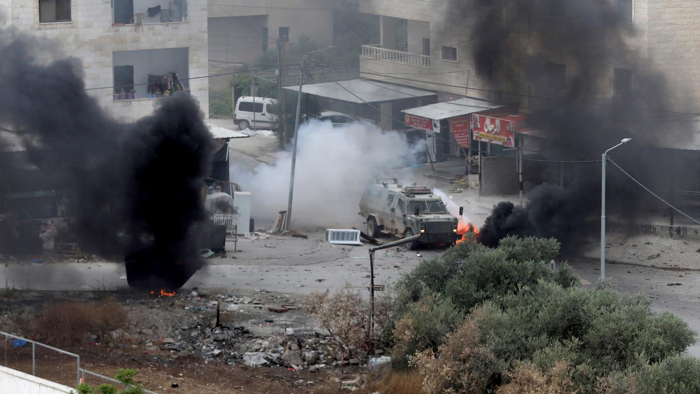 Un veicolo blindato israeliano durante il raid dell'esercito israeliano nella città di Jenin
