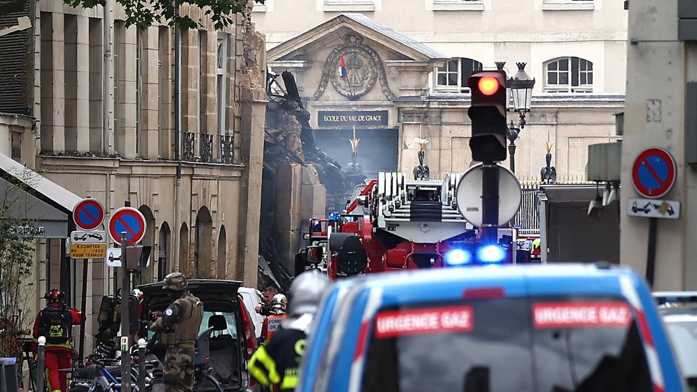 I servizi di emergenza francesi sulla scena dell'incendio