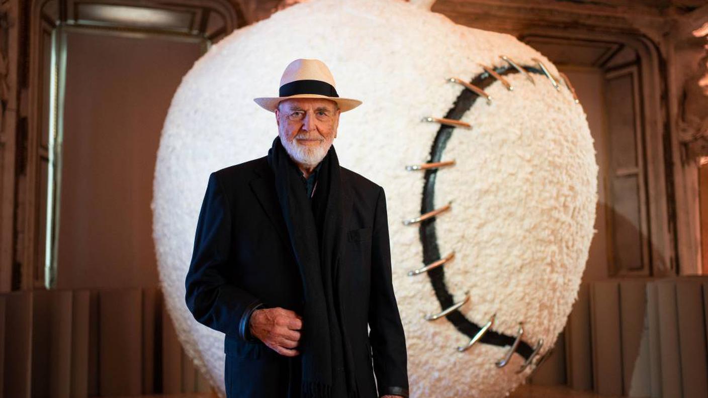 Michelangelo Pistoletto davanti all'opera La Mela reintegrata, Sala delle Cariatidi, Palazzo Reale, Milano, 2023. Foto Federico Gualandi