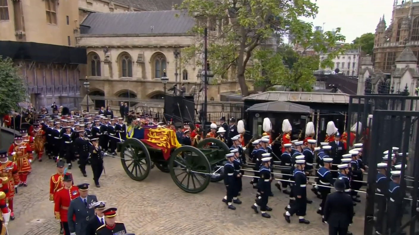 I militari britannici mentre scortano l'affusto di cannone con la bara della regina