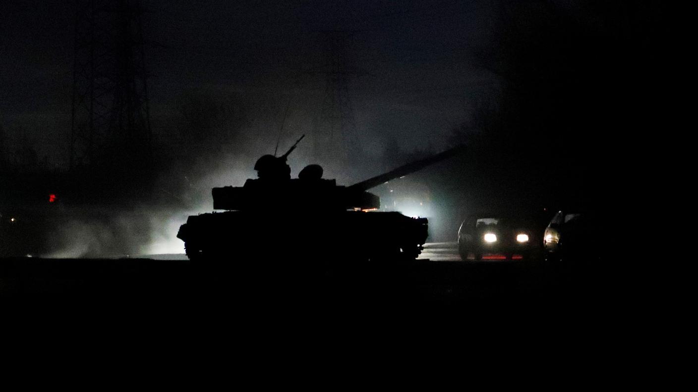 Un tank sulle strade di Donetsk dopo l'annuncio di Vladimir Putin