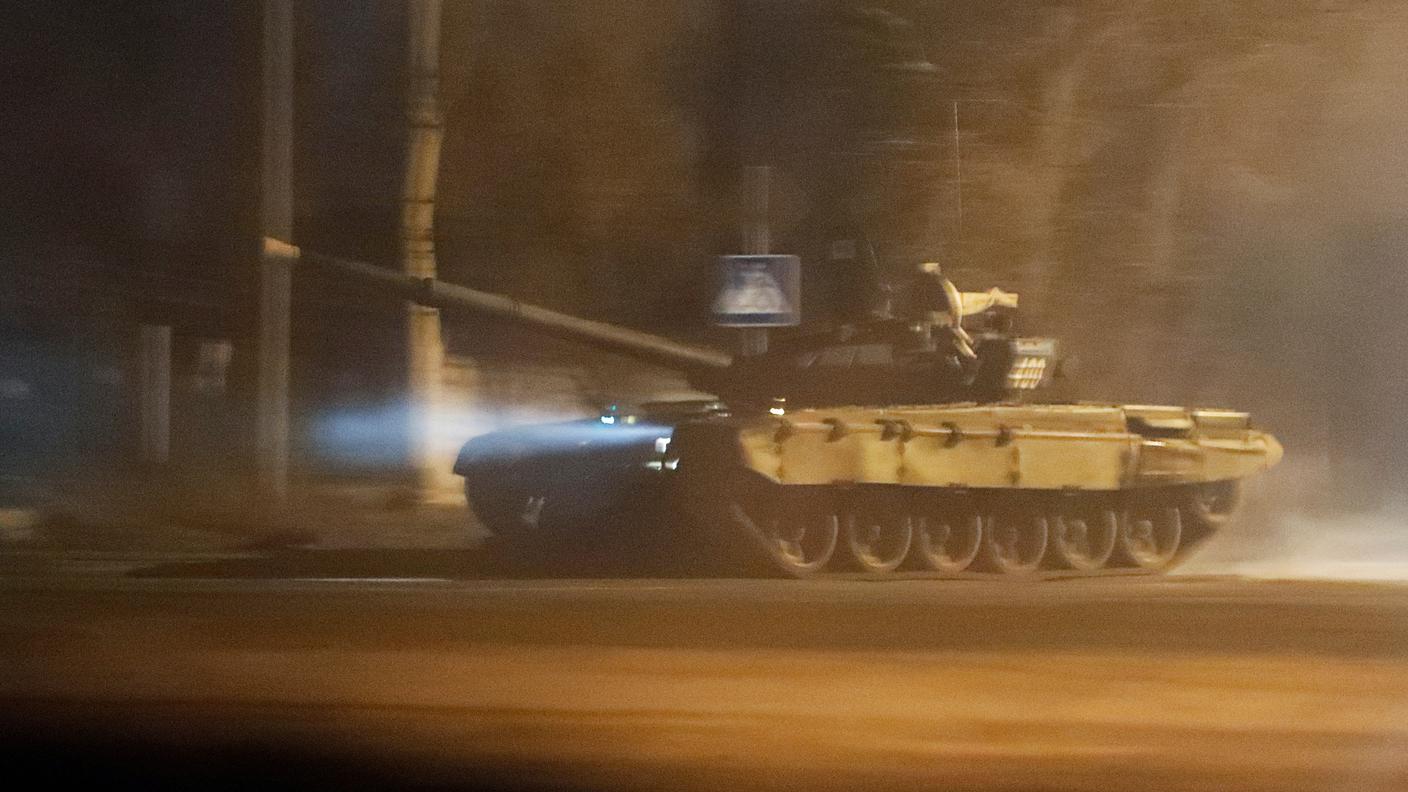 Un tank a Donetsk dopo l'annuncio di Putin