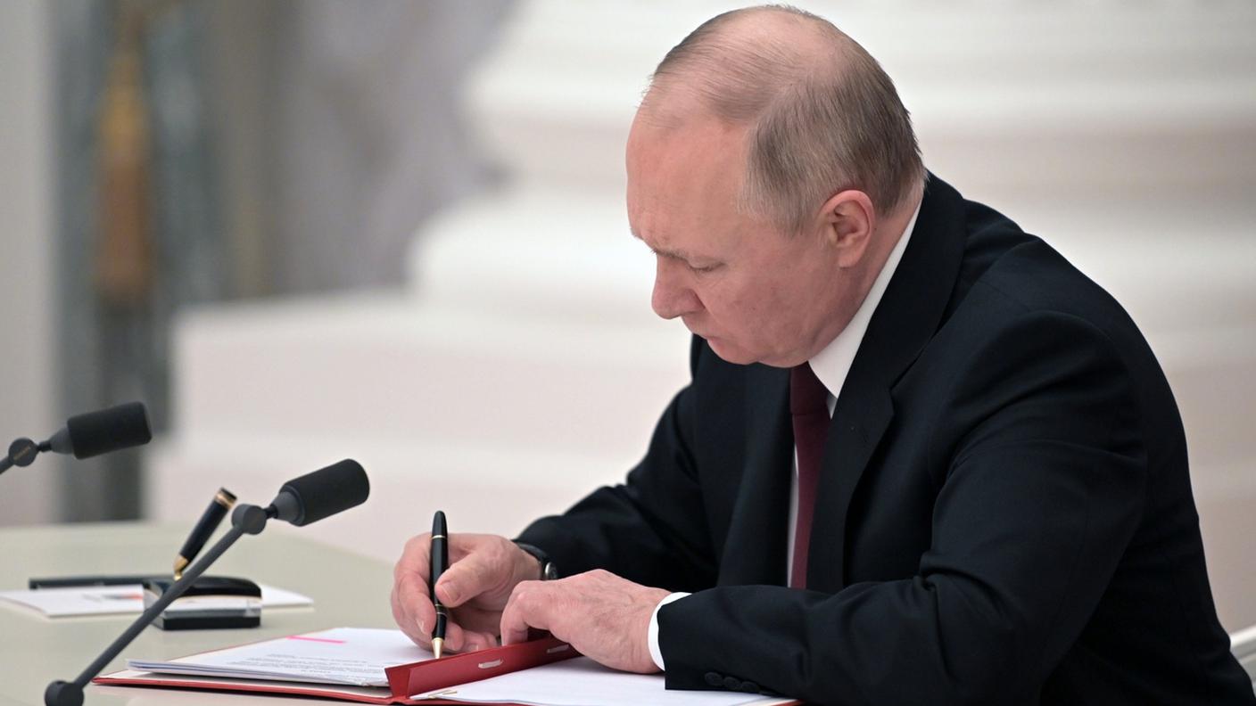 Vladimir Putin firma i decreti che riconoscono le repubbliche di Lugansk e Donetsk come stati indipendenti
