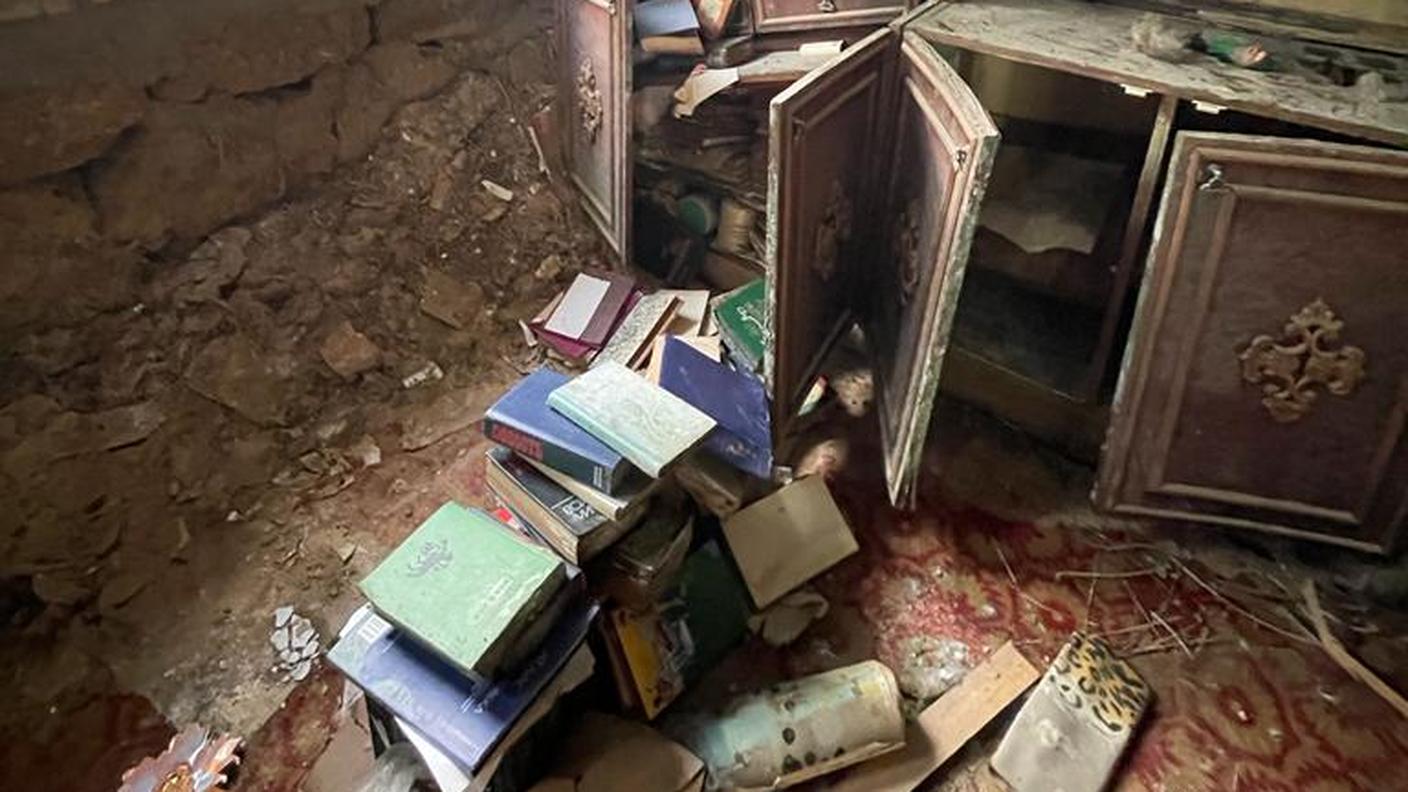 Gli interni di una casa, devastata dall'inondazione