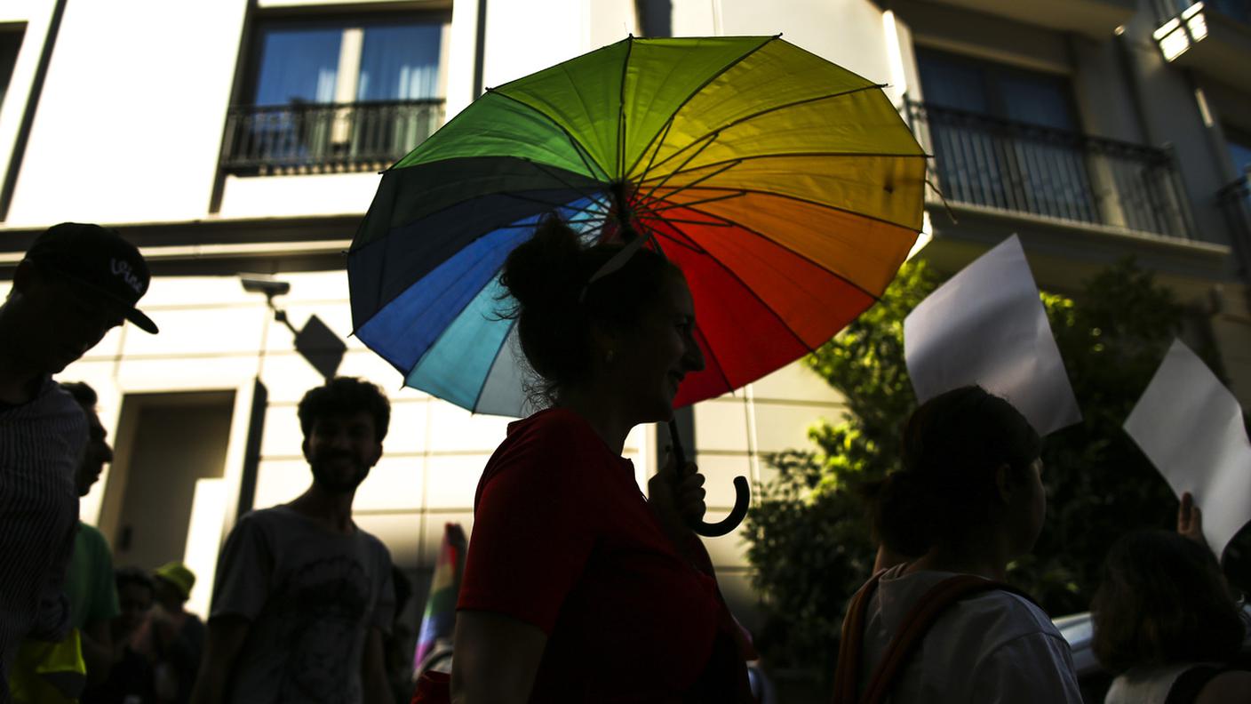 Immagini in chiaroscuro del corteo in Turchia