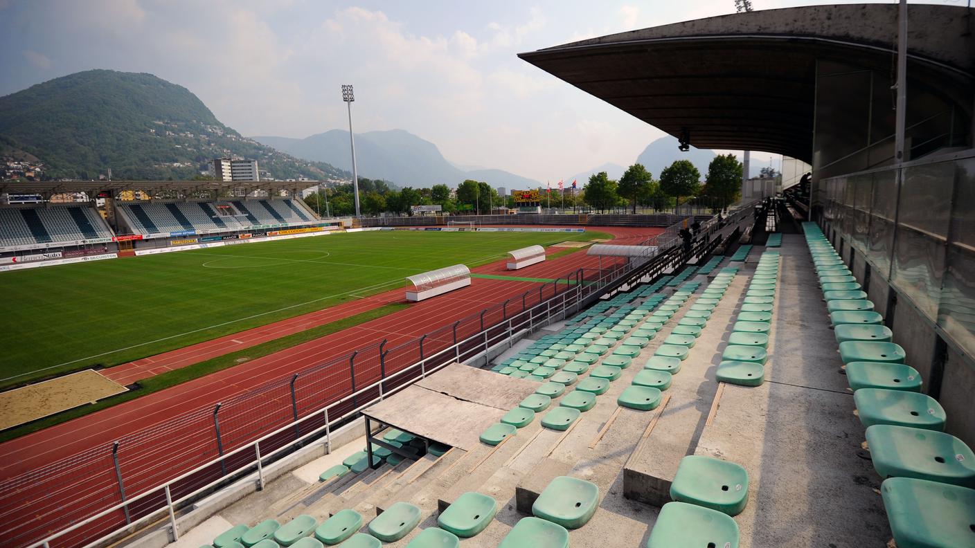 Il vetusto stadio con la pista di atletica