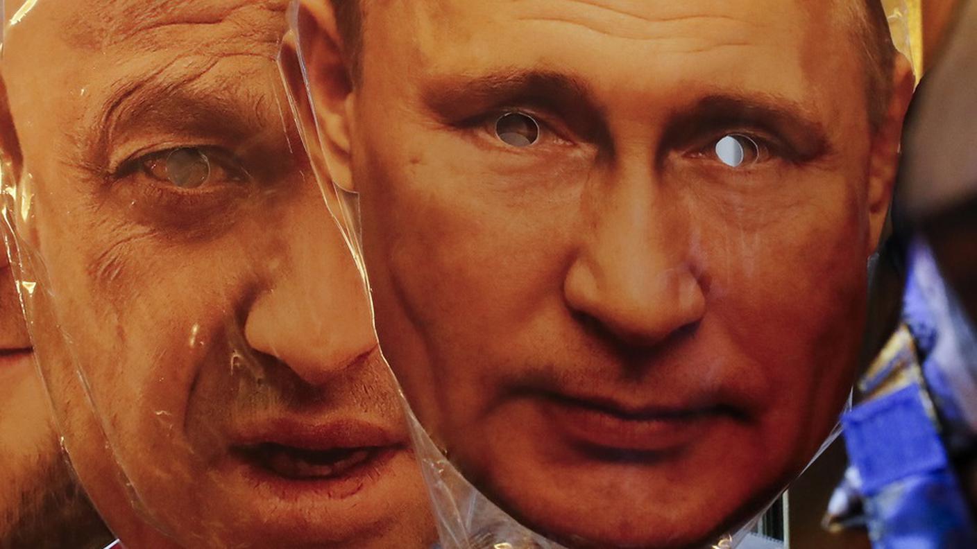 Le maschere di Prigozhin e Putin in vendita al mercato di San Pietroburgo