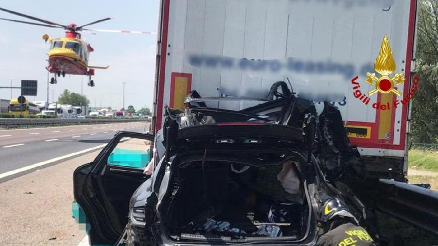Incidente in A4 a Dolo, auto contro un camion in sosta