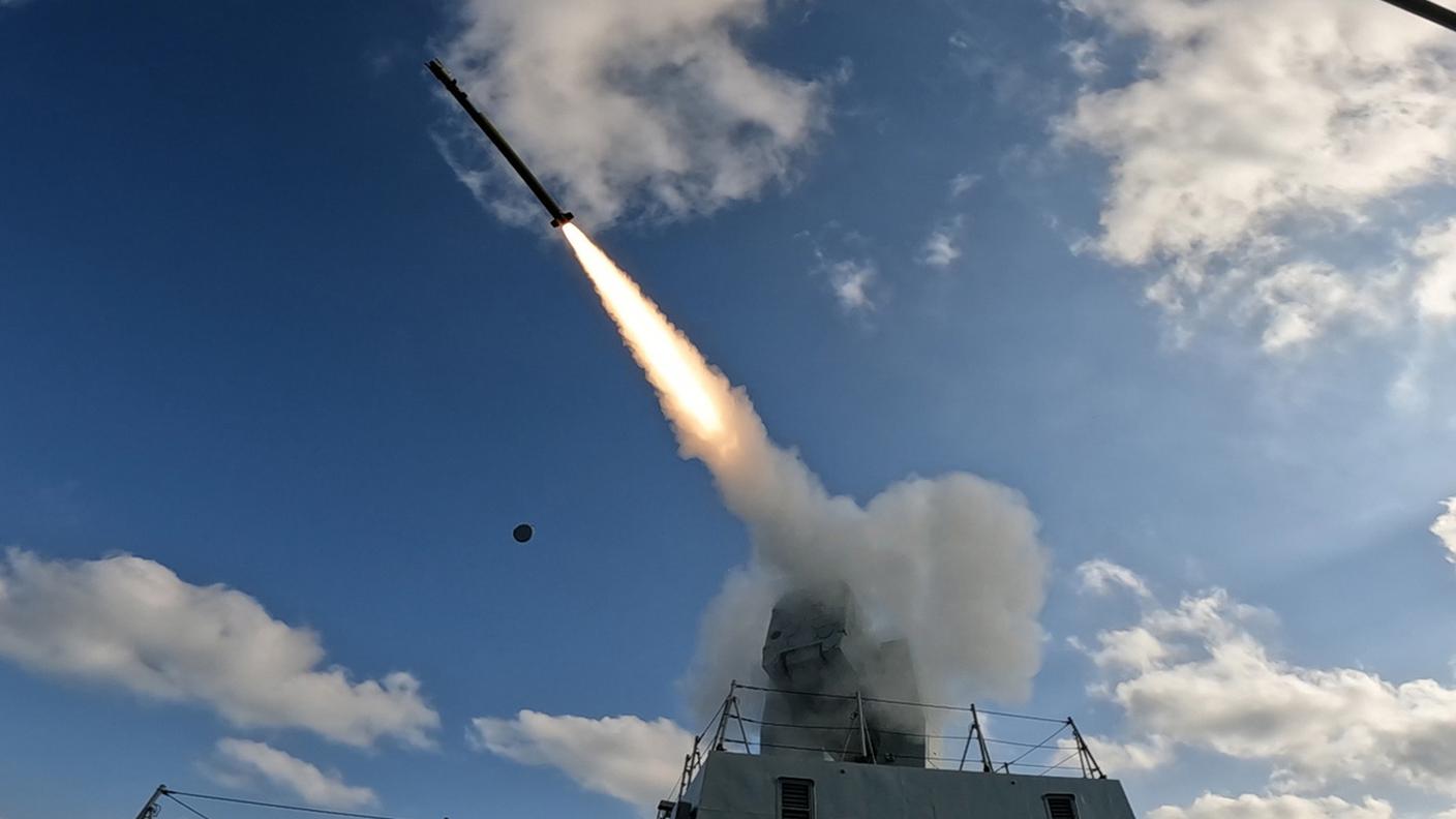 Il cacciatorpediniere navale cinese Baotou nell'esercitazione navale congiunta con la russia del 2022