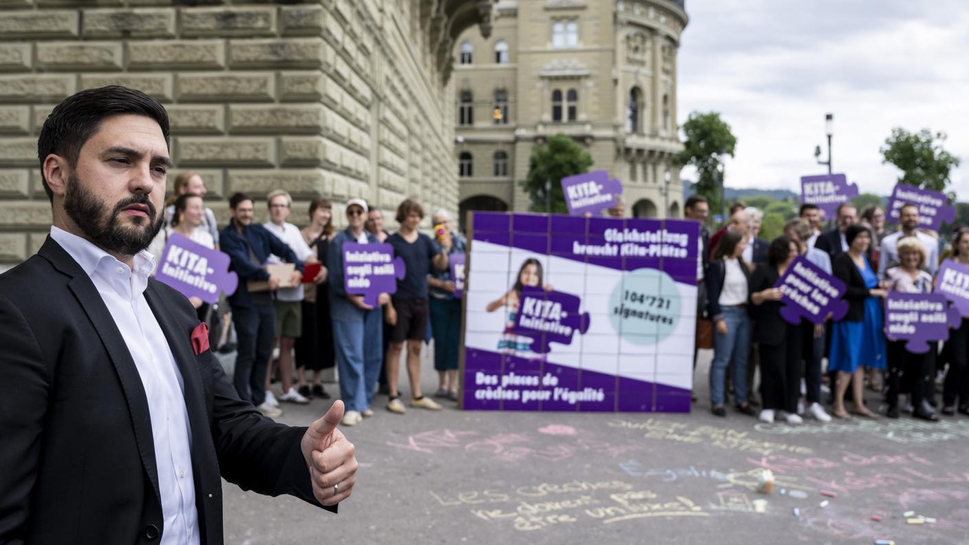 Cédric Wermuth (PS) e il comitato promotore a Berna il 5 luglio scorso