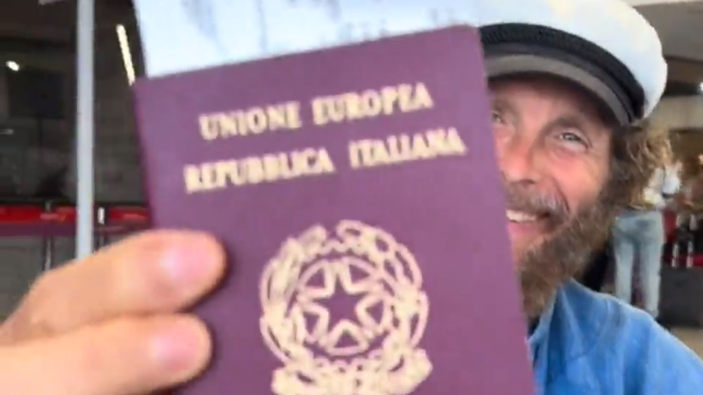 Jovanotti mostra il passaporto italiano