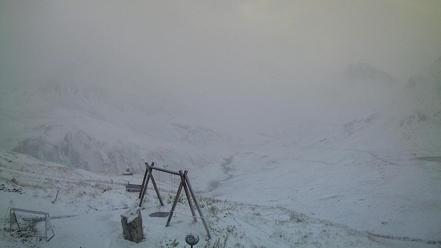 La neve ha ricoperto una vasta area sul passo dell'Oberalp lunedì notte