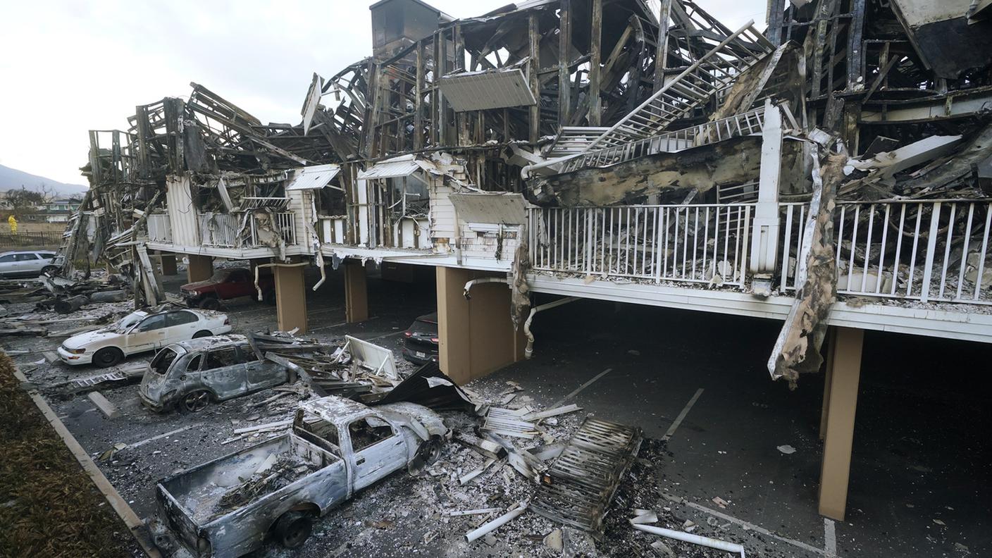 Veicoli e abitazioni bruciate a Lahaina dopo il rogo che ha devastato l'isola di Maui
