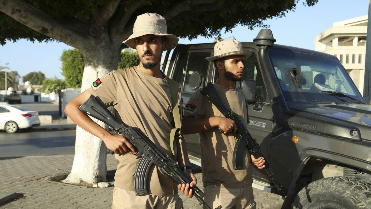 Due soldati in strada a Tripoli
