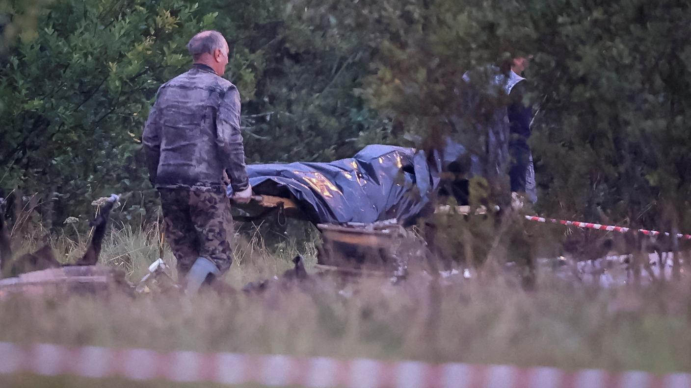I soccorritori trasportano un sacco per cadaveri vicino ai rottami del jet di Prigozhin a Tver