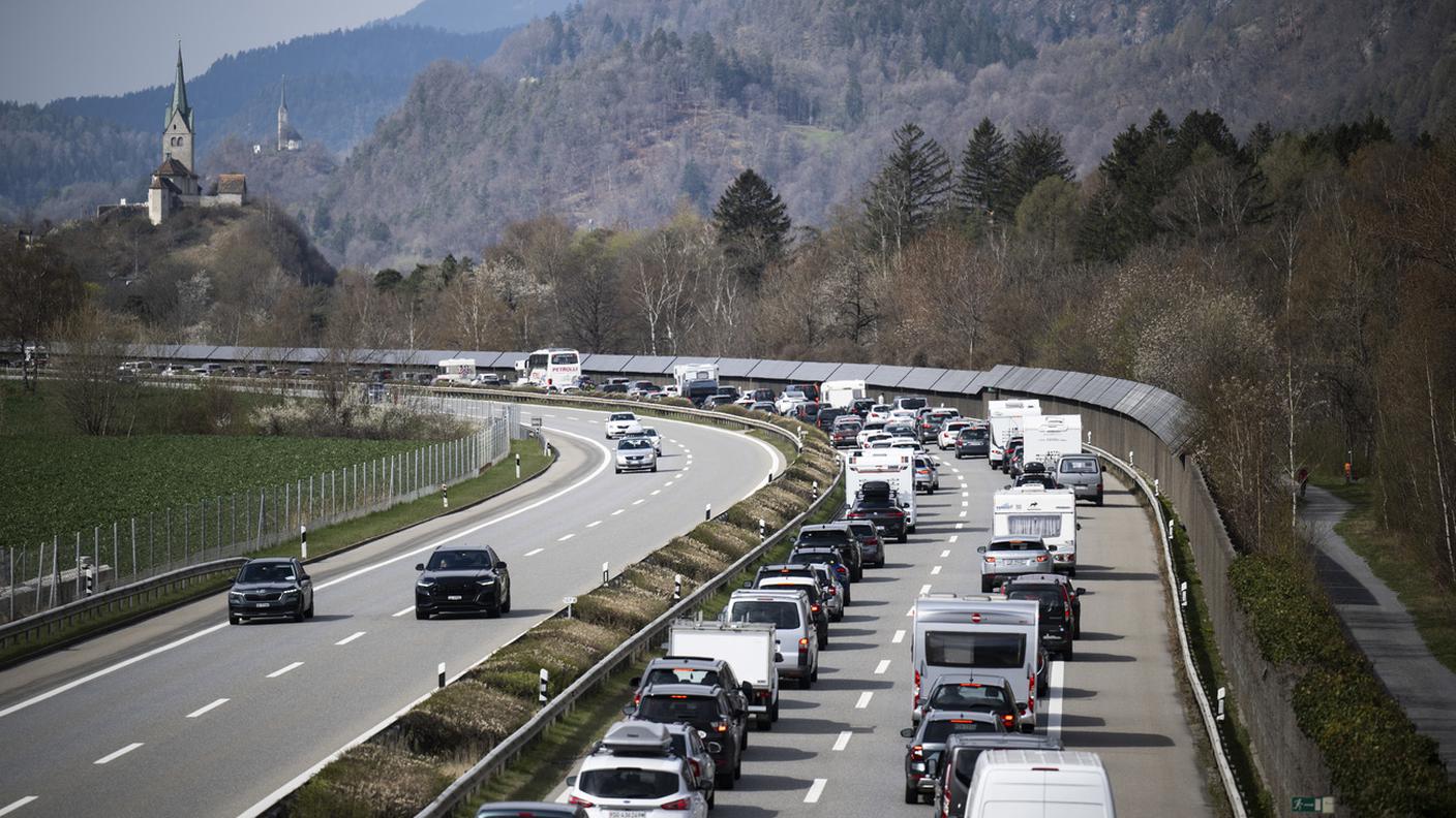 Colonne sull'A13: per evitare gli ingorghi gli automobilisti lasciano spesso l'autostrada e deviano verso i raccordi locali