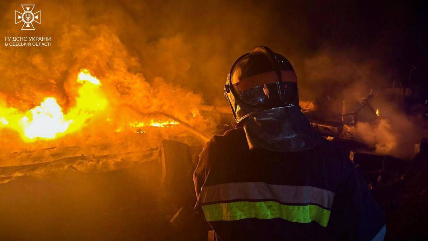 Pompieri ucraini lottano contro l'incendio causato dai droni russi ai porti sul Danubio di Reni