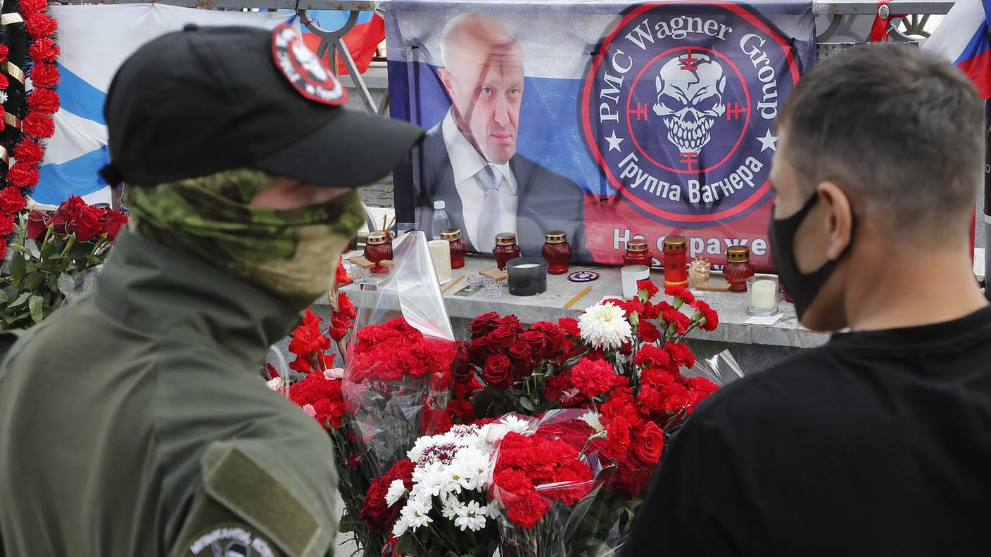 Un memoriale per il capo del gruppo Wagner, Yevgeny Prigozhin, morto nello schianto aereo del 23 agosto