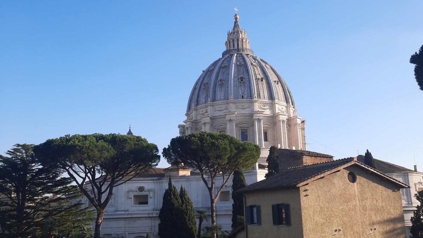 Basilica di San Pietro, vista dai Giardini Vaticani, nella Città del Vaticano