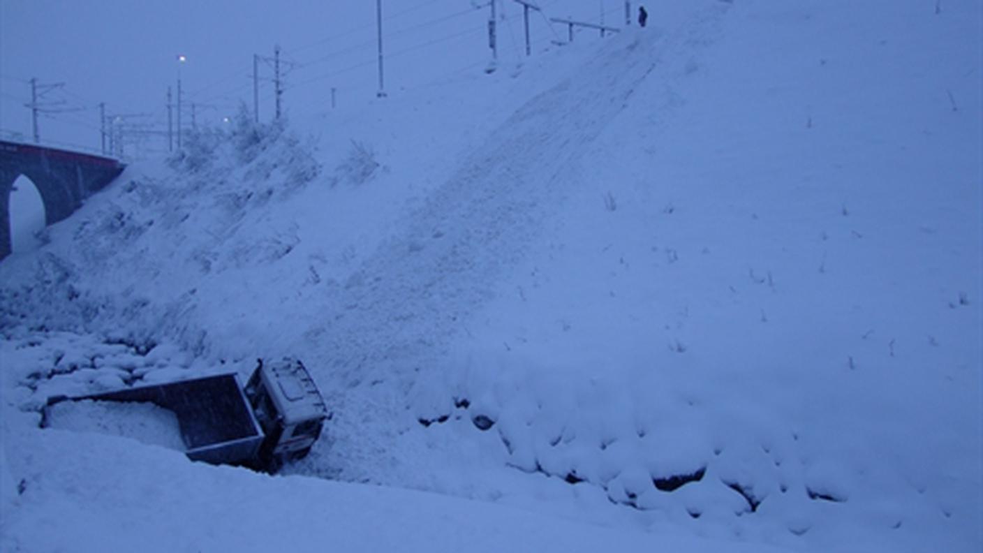 L'autocarro uscito di strada vicino a San Moritz