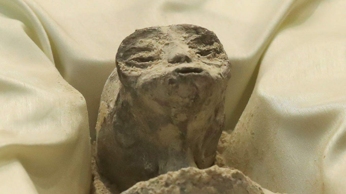 Uno dei due esseri "fossilizzati" presentati in Messico