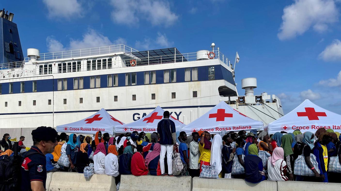 Il molo di Lampedusa, i migranti stipati nei centri sono migliaia