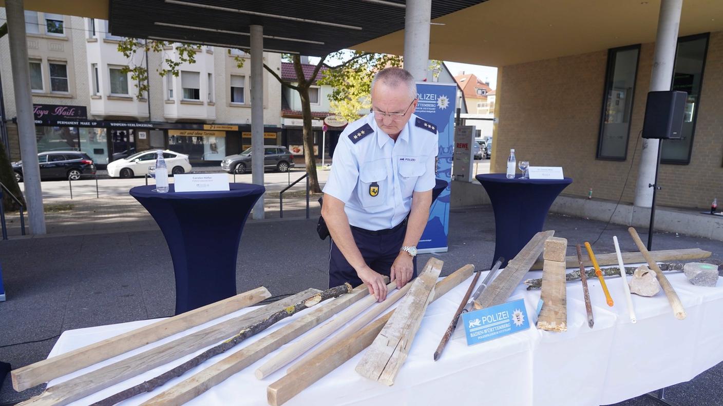 La polizia mostra alcune delle armi usate negli scontri di sabato