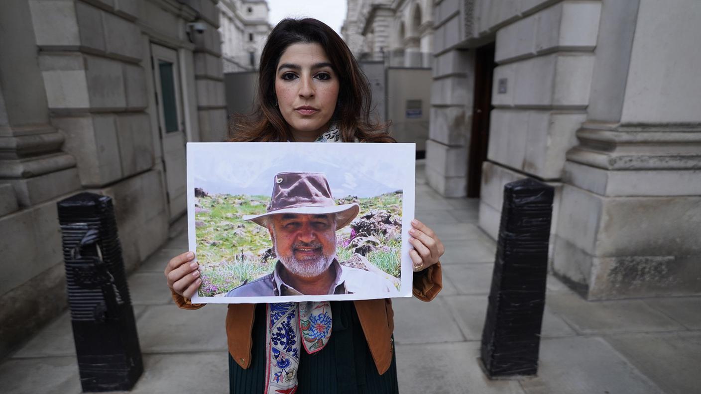 La figlia di Morad Tahbaz, con la foto del padre