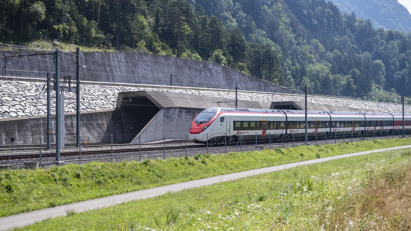 FFS Treno galleria di base