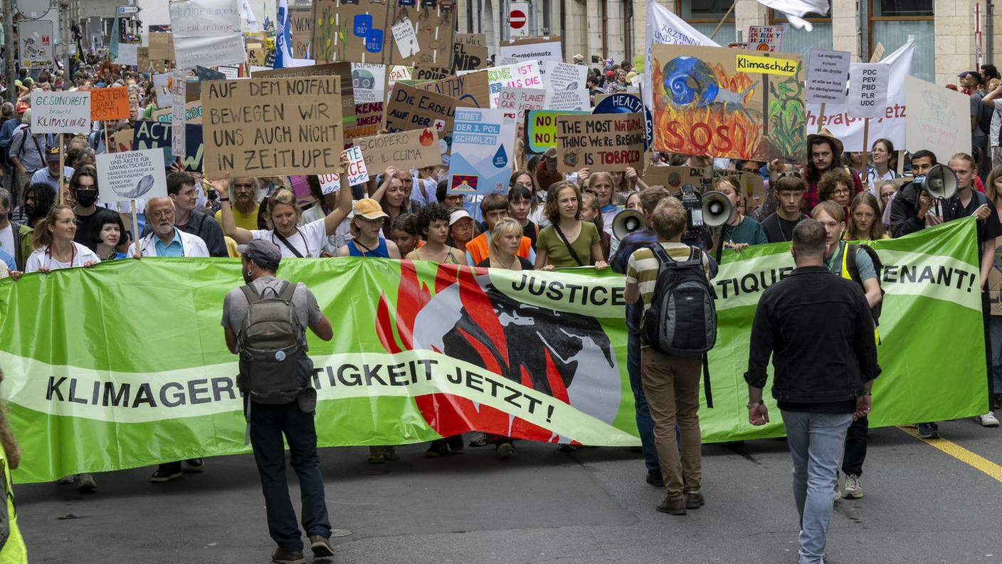 Slogan, sit-in e cortei a Berna per il clima