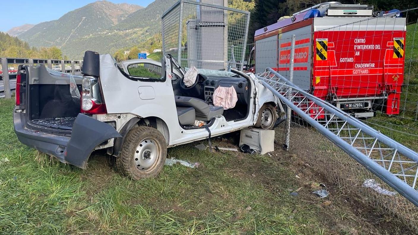 L'auto è andata a sbattere contro un portale della segnaletica