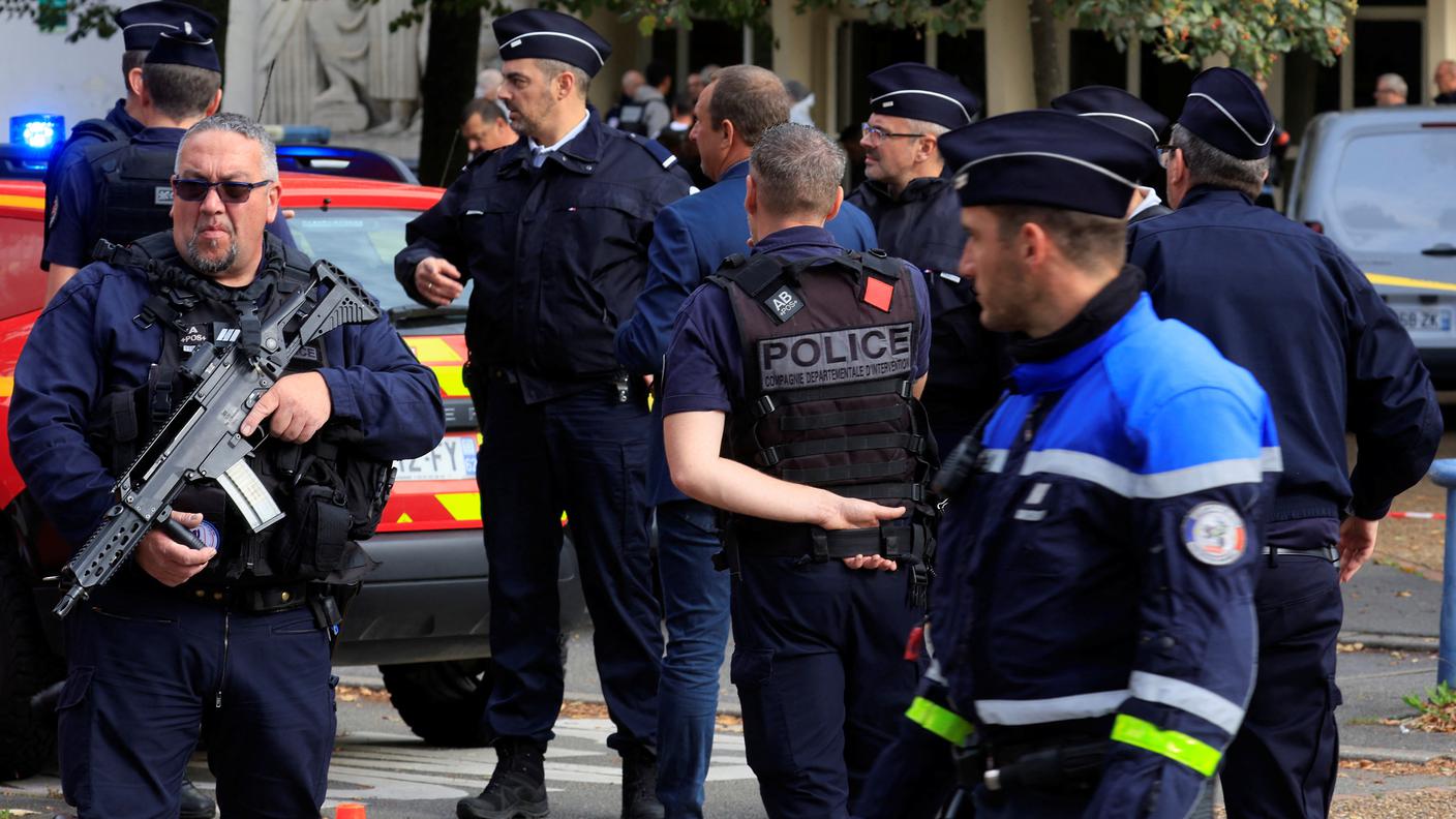 2023-10-13T105022Z_1640538894_RC2MR3AD2V1E_RTRMADP_3_FRANCE-SECURITY.JPG
