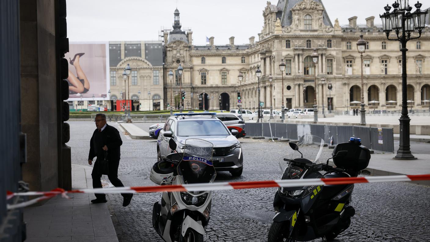 louvre allarme bomba