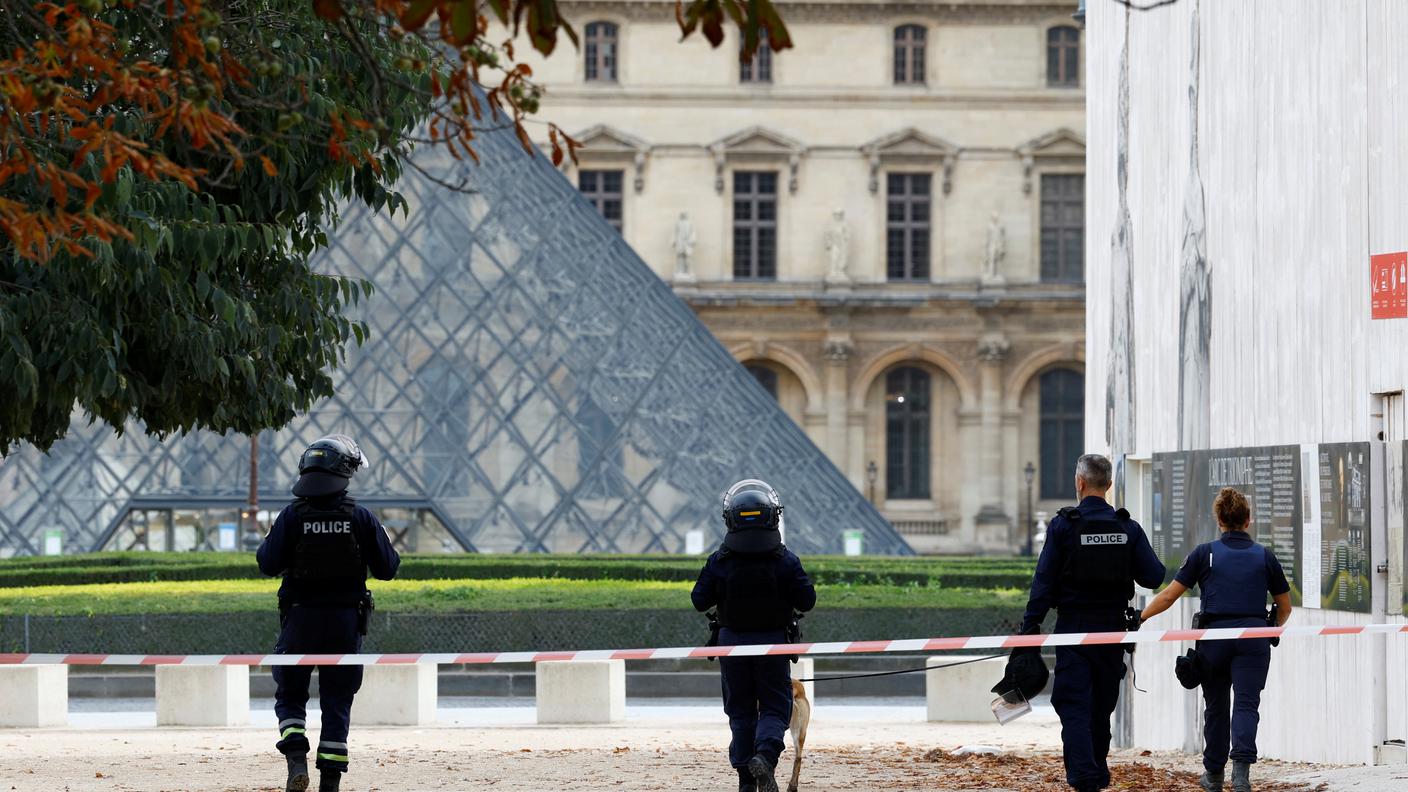louvre chiuso allarme bomba
