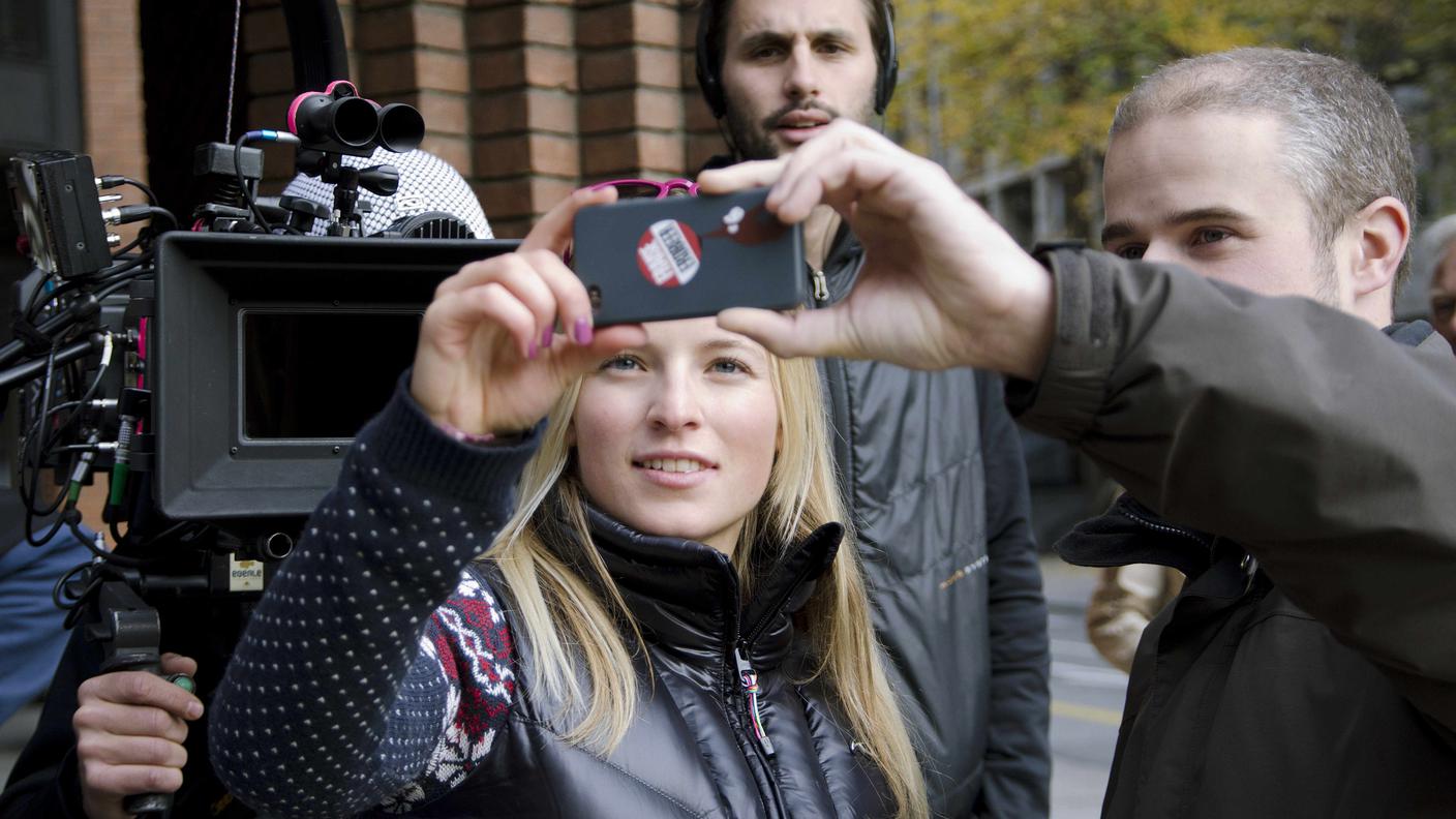 Lara Gut sul set di "Tutti giù" (dietro di lei il regista Niccolò Castelli) (Imago Film)