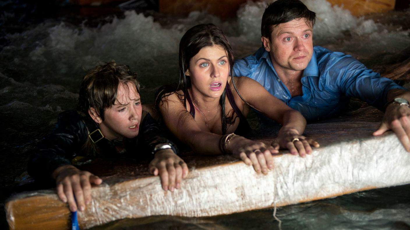 La figlia dell'eroe (Alexandra Daddario, al centro) affronta lo tsunami insieme a due compagni d'avventura casuali