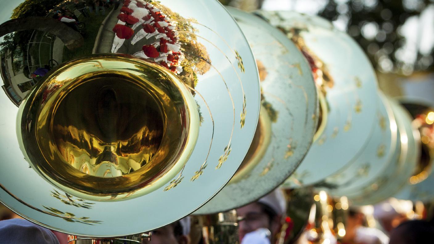 Una_fila_di_Tuba_in_una_parata