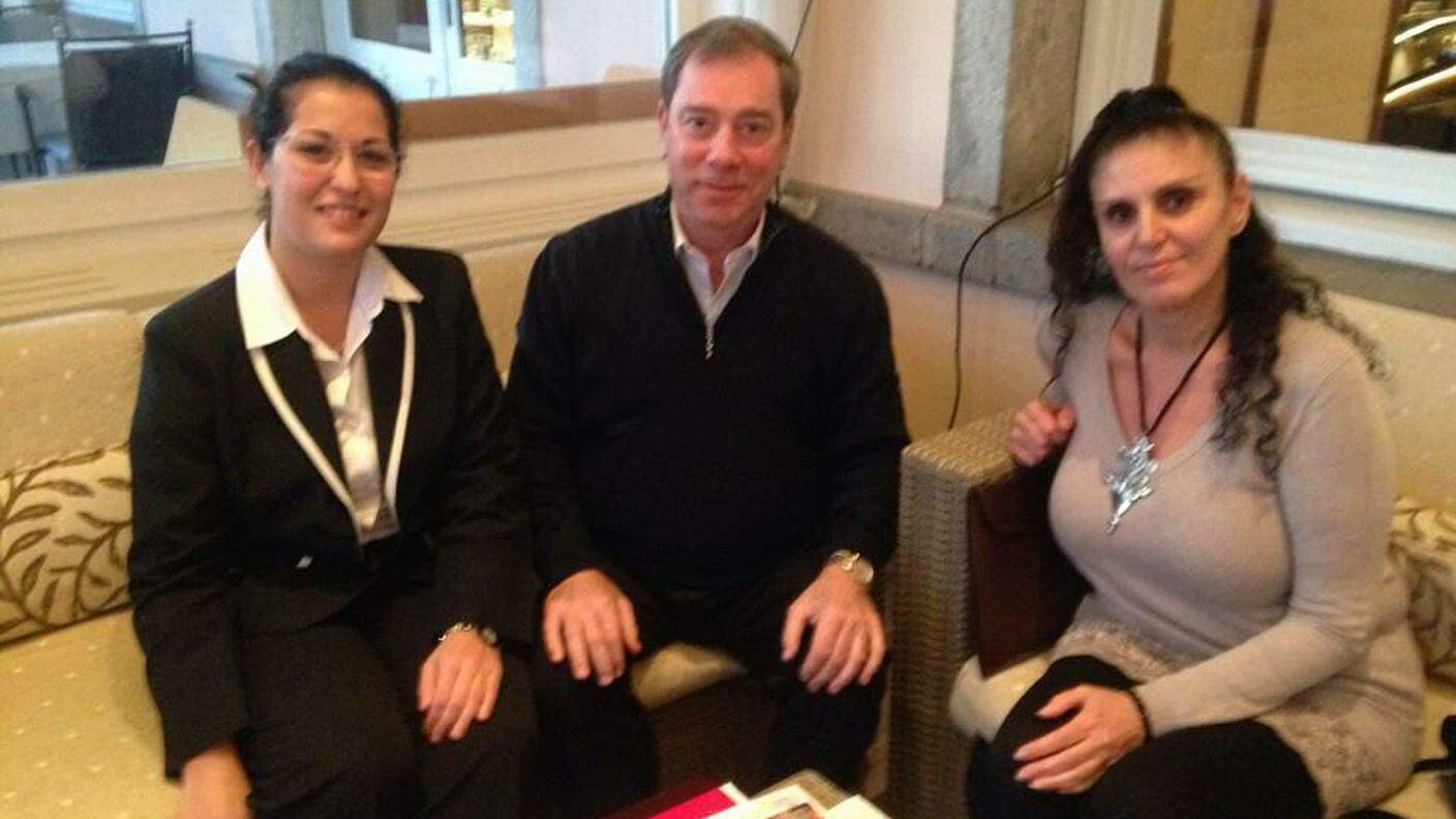 a destra Viviana Carfì, responsabile pubbliche relazioni Ticino Hotels Group , Lorenzo e Veronica Magnete, responsabile eventi Hotel Esplanade a Minusio