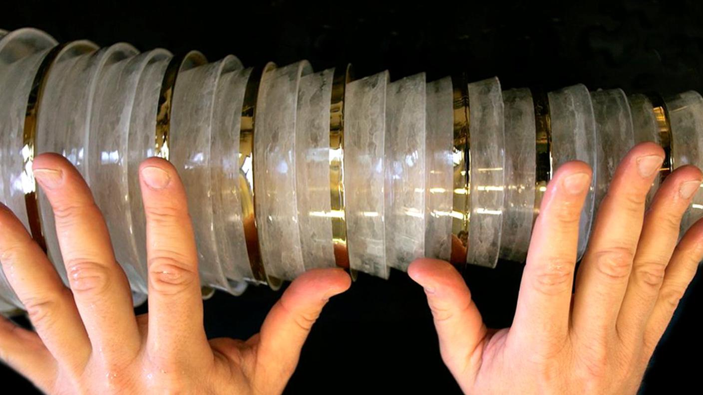 Nella foto una glass harmonica costruita con il design di Benjamin Franklin