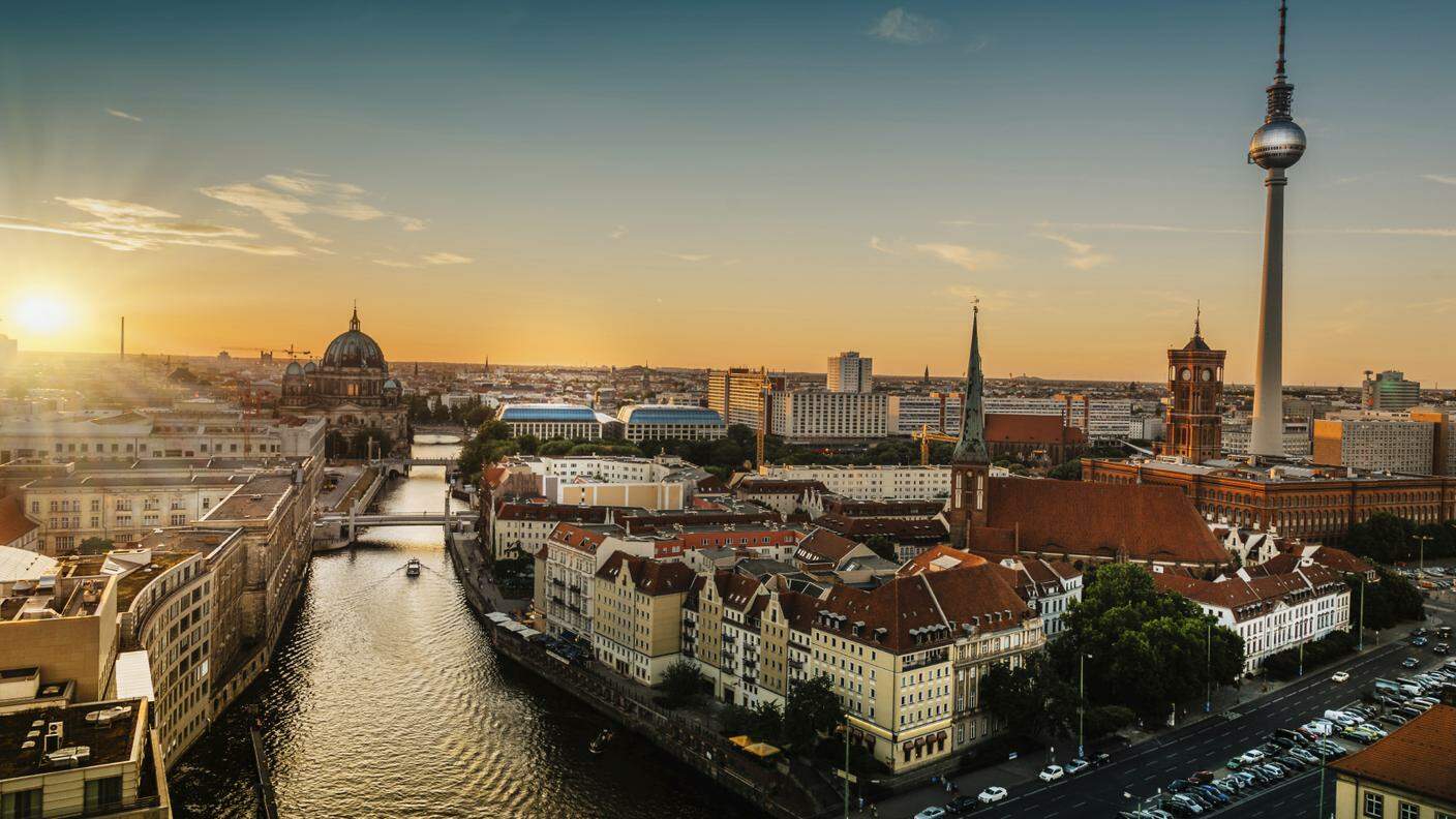 iStock_Berlino, Alexanderplatz, Torre, Veduta dall'alto, Colore brillante