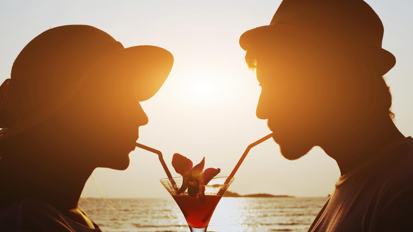 Coppia in vacanza, bere cocktail insieme