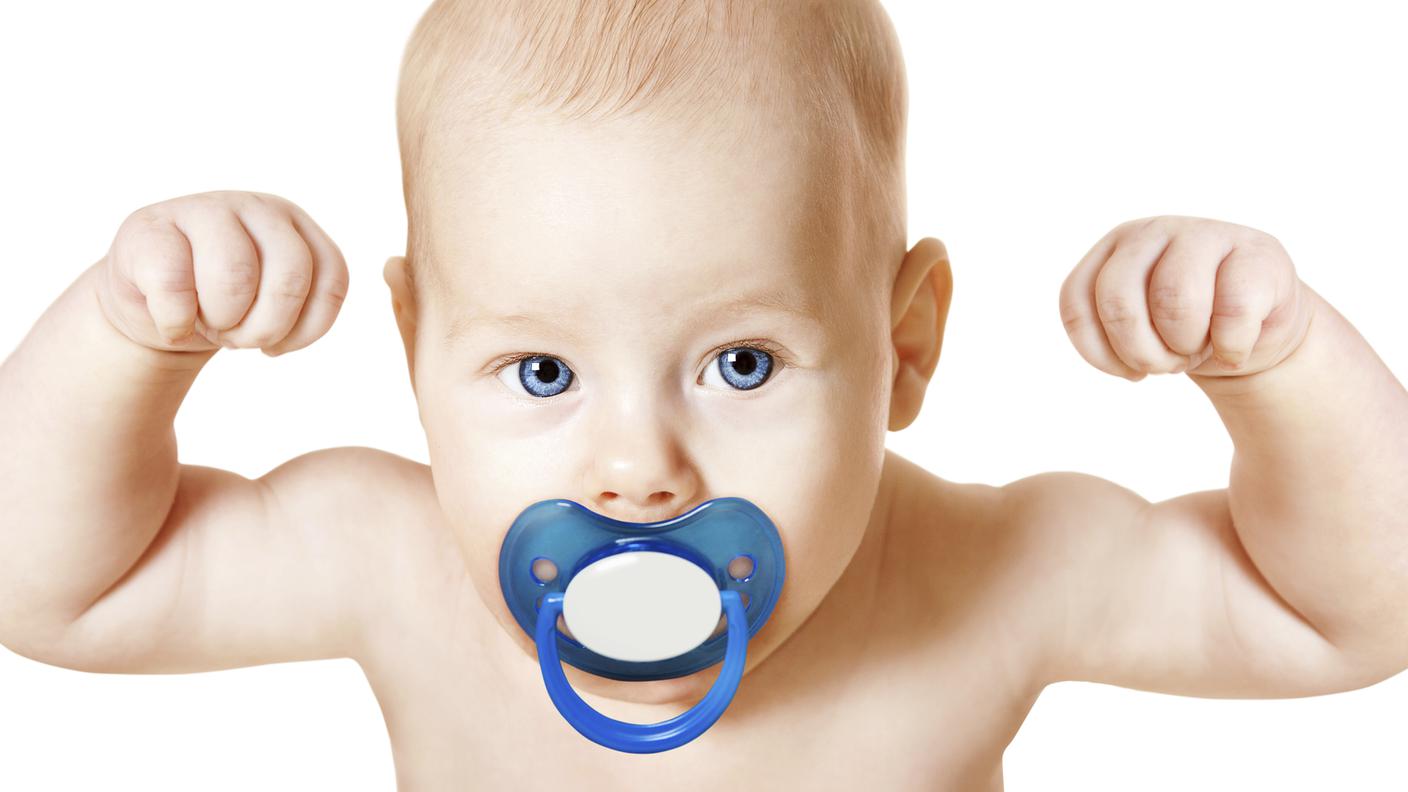 Forte bambino con Ciuccio alzare le armi, Sport bambino