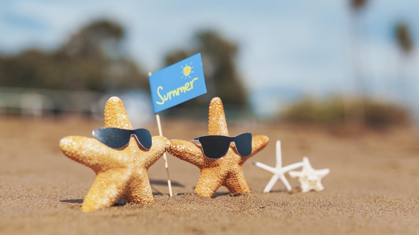 Stella di mare con occhiali sulla spiaggia